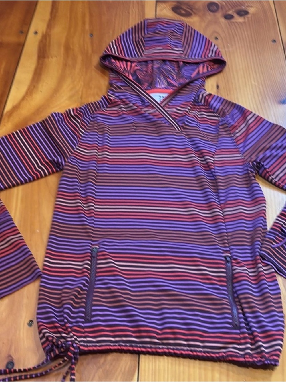 TITLE NINE Sunbuster Long Sleeve Hoodie in Red Sunset Stripe - M